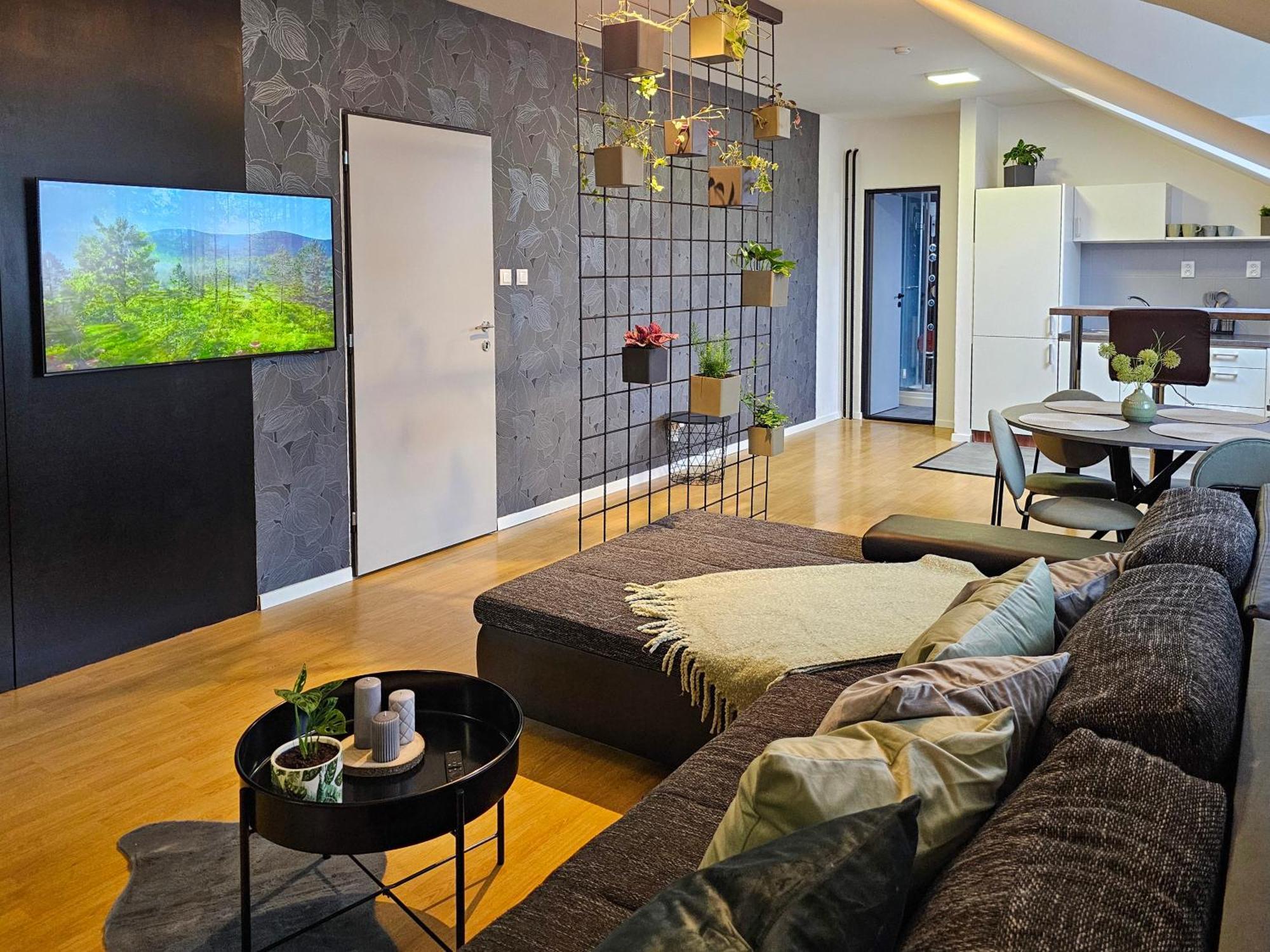 Urban Bloom Apartments By Booky ลิฟตอฟสกีมิคูลาช ภายนอก รูปภาพ