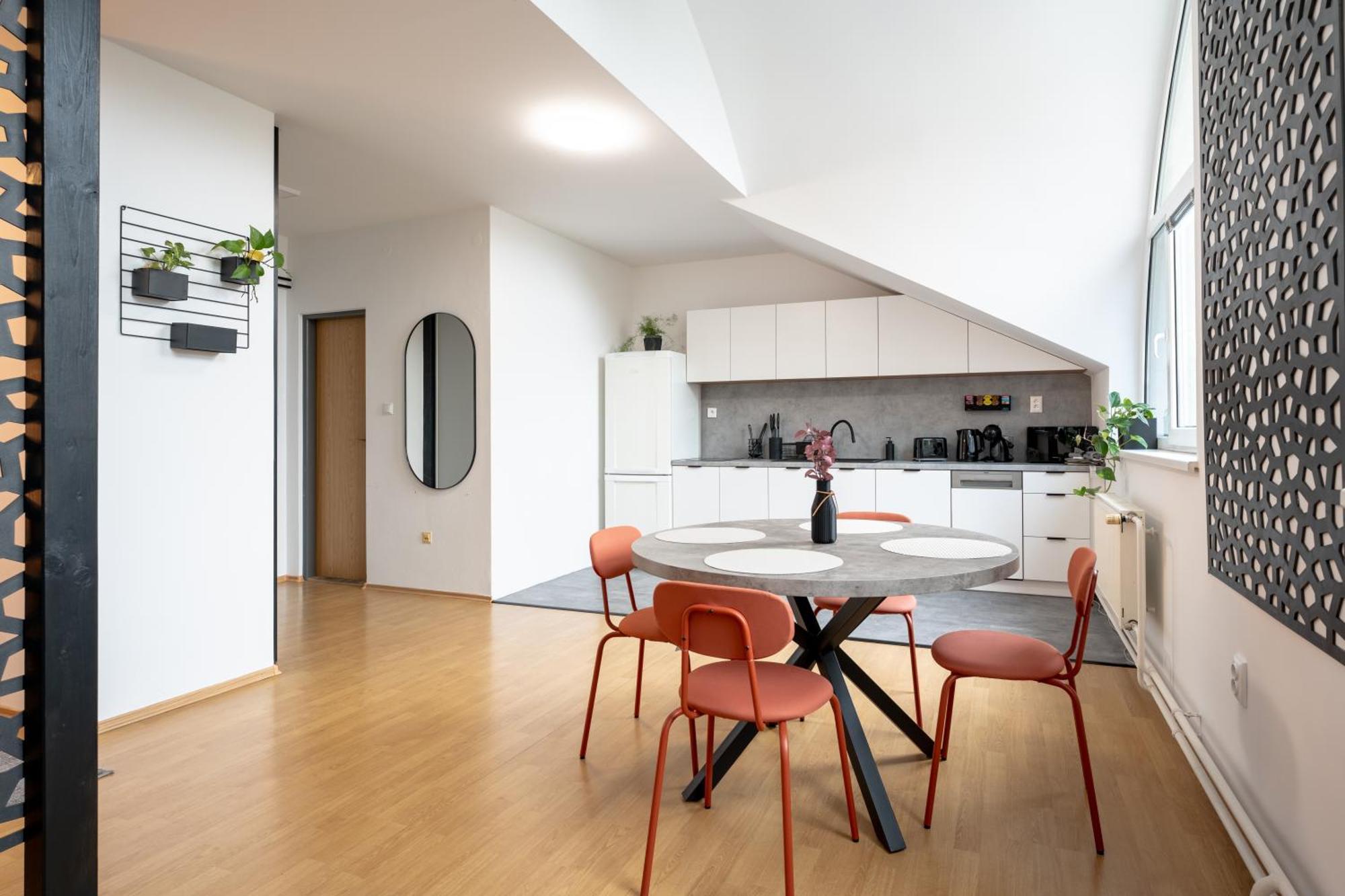 Urban Bloom Apartments By Booky ลิฟตอฟสกีมิคูลาช ภายนอก รูปภาพ